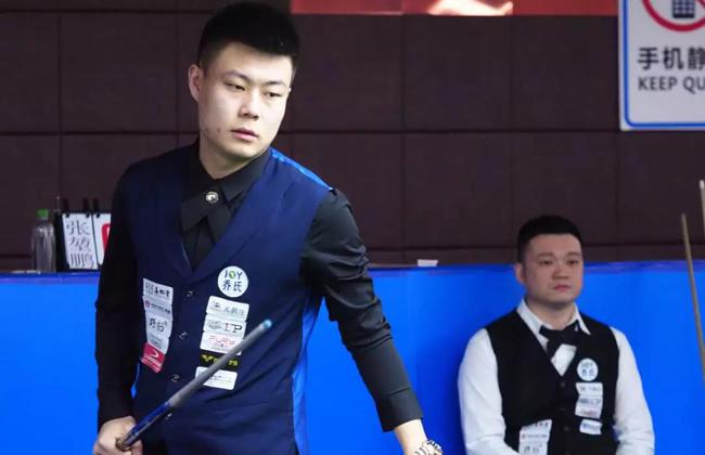 特伦斯·克劳福德因拒缴WBC制裁费被剥夺拳王头衔，引发争议，拳迷对其立场分化，争议持续。